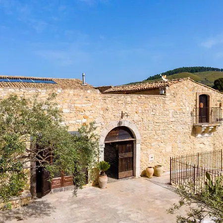 Masseria Fortificata Lo Zafferaneto *