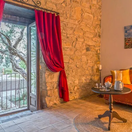 Masseria Fortificata Lo Zafferaneto * Buccheri