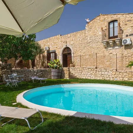 Masseria Fortificata Lo Zafferaneto * Buccheri