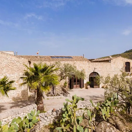 Hotell Masseria Fortificata Lo Zafferaneto Buccheri